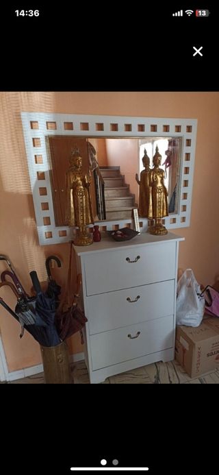 Mueble recibidor blanco y dorado