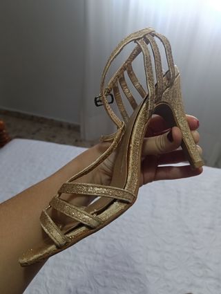 Tacones dorados con brillos