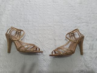 Tacones dorados con brillos
