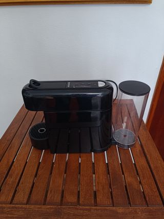 Máquina de café Nespresso preta
