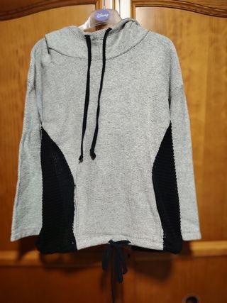 Sudadera gris con detalles negros