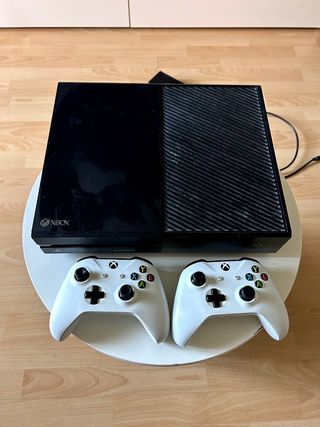Xbox One Negra con 2 Mandos Blancos