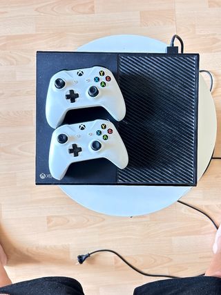 Xbox One Negra con 2 Mandos Blancos