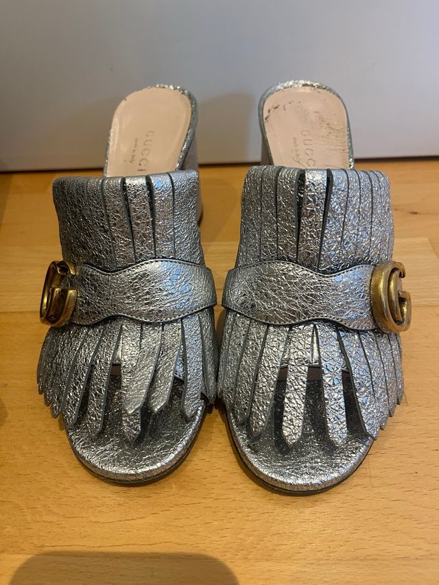 Zuecos Gucci Plata con Flecos y Logo GG