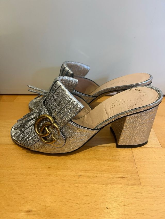 Zuecos Gucci Plata con Flecos y Logo GG