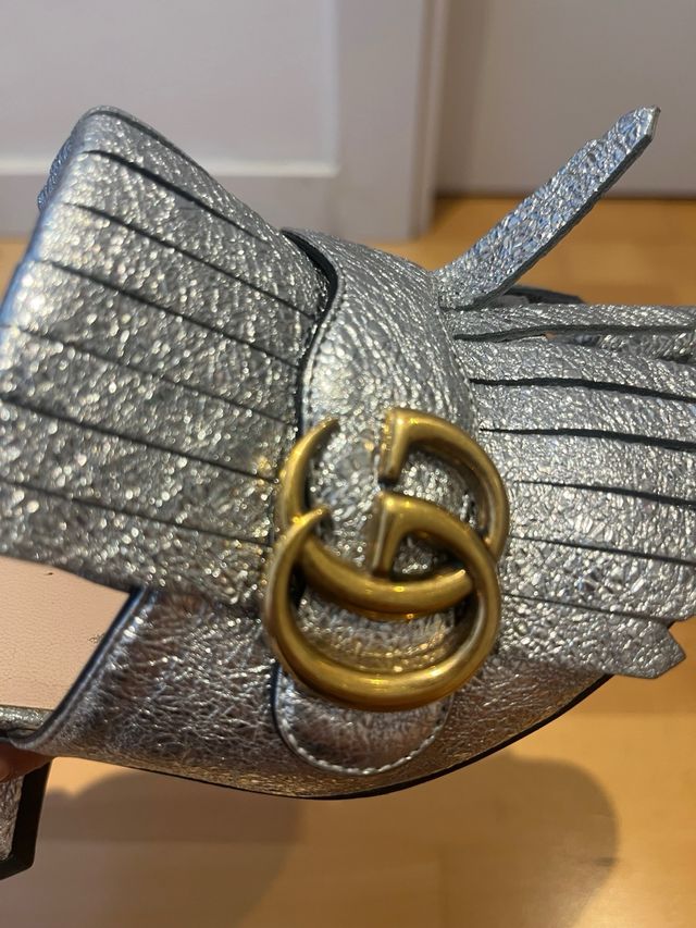 Zuecos Gucci Plata con Flecos y Logo GG