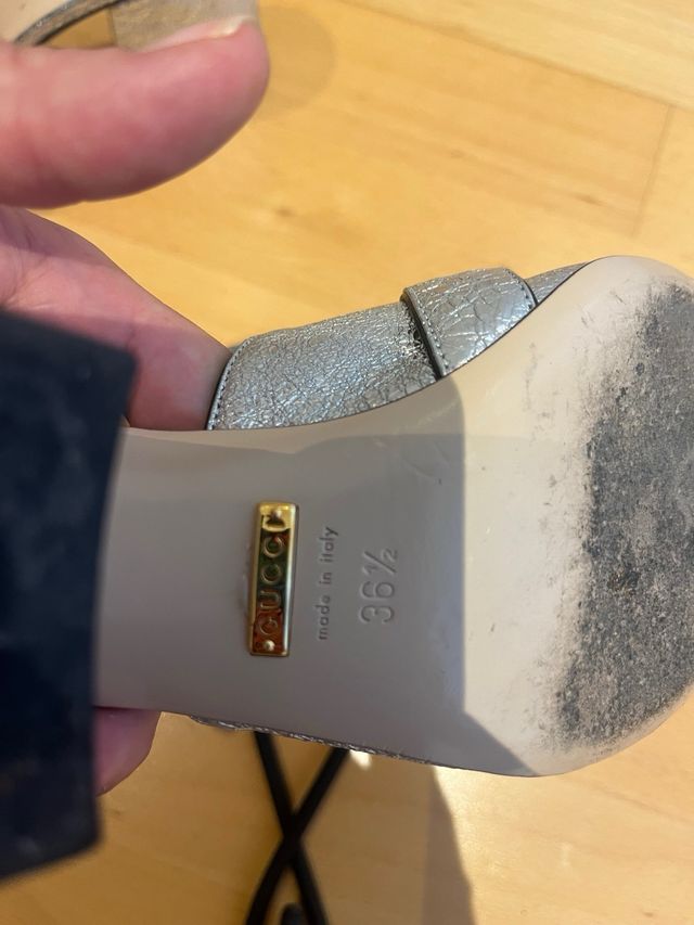 Zuecos Gucci Plata con Flecos y Logo GG