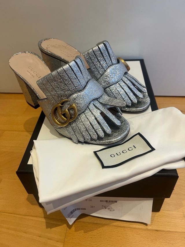 Zuecos Gucci Plata con Flecos y Logo GG