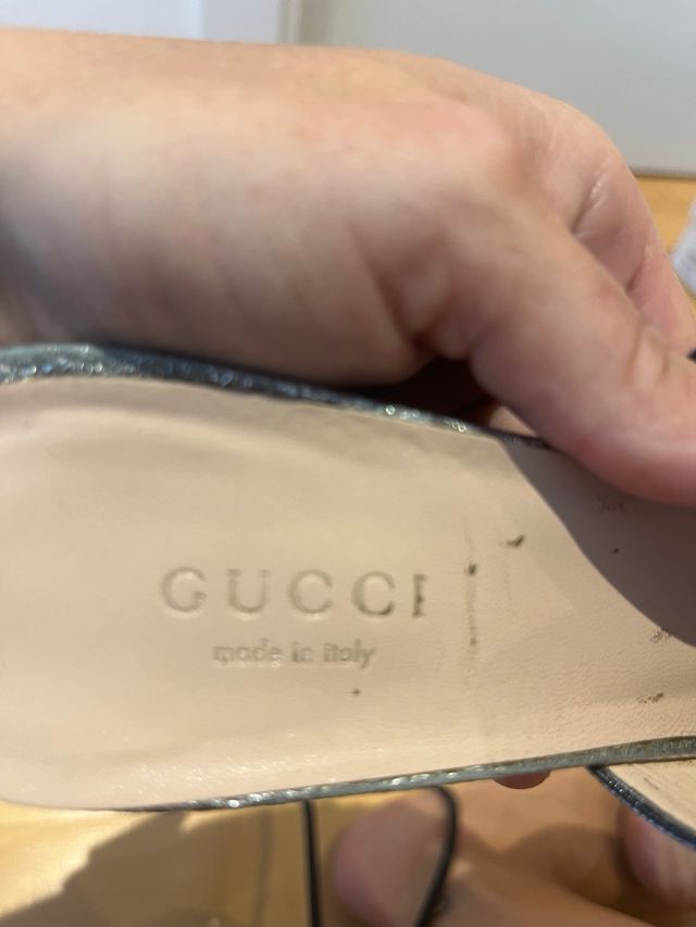 Zuecos Gucci Plata con Flecos y Logo GG