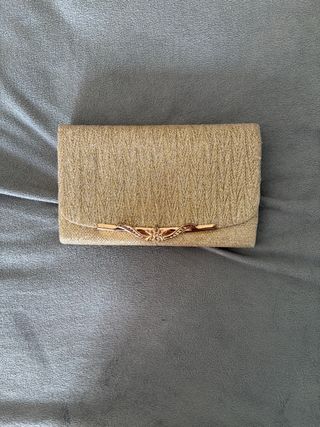 Bolso de mano dorado con cierre