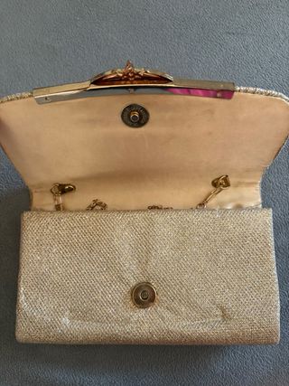 Bolso de mano dorado con cierre