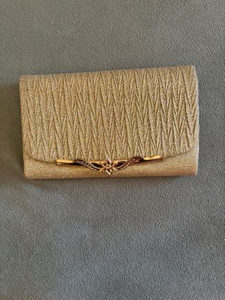 Bolso de mano dorado con cierre