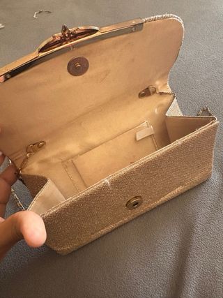 Bolso de mano dorado con cierre