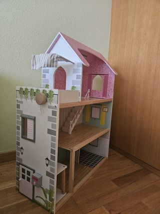 Casita de madera para muñecas