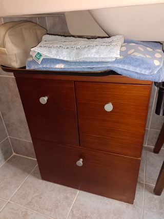 Armario de pino barnizado