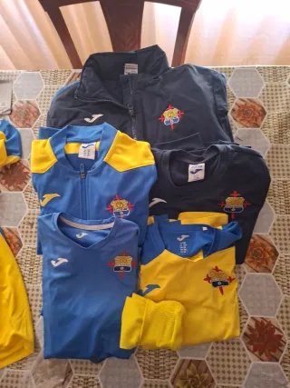 Equipación de fútbol azul y amarilla