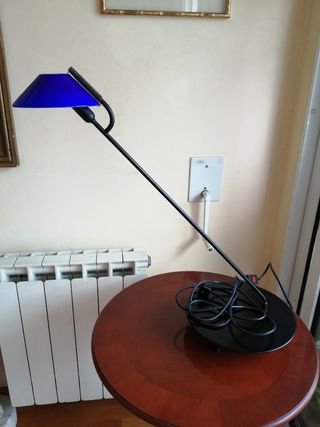 Lámpara de mesa azul y negra