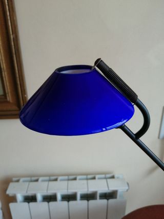 Lámpara de mesa azul y negra