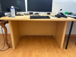 Mesa de estudio de madera y metal