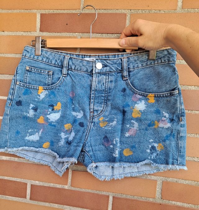 Pantalón corto / short vaquero azul con manchas