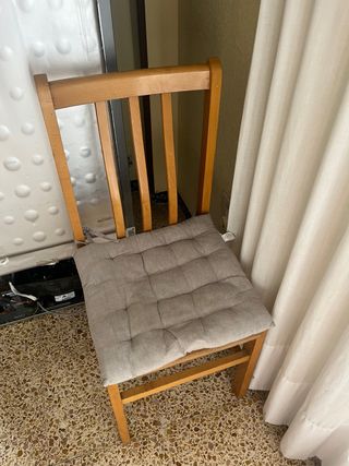 Silla de madera con cojín