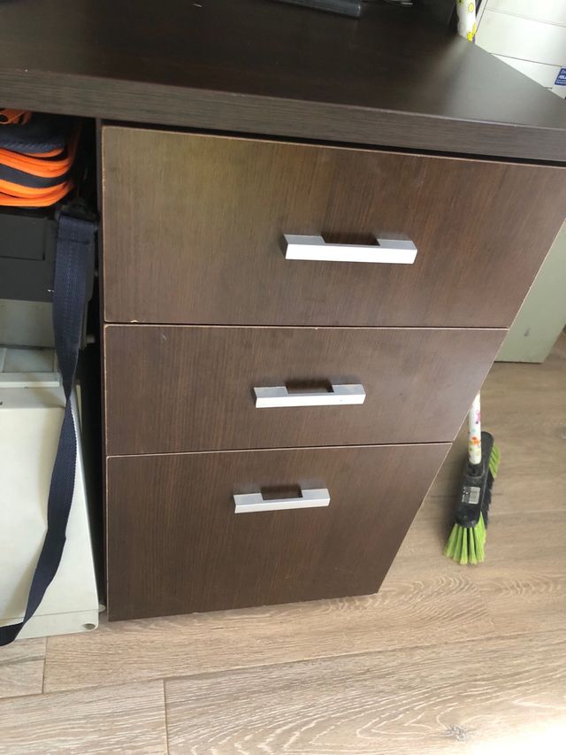 Mesa escritorio con cajonera de madera