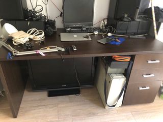 Mesa escritorio con cajonera de madera