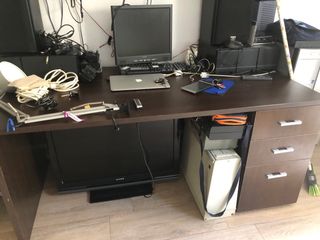 Mesa escritorio con cajonera de madera