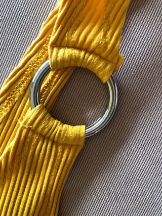 Top amarillo con anillas talla S