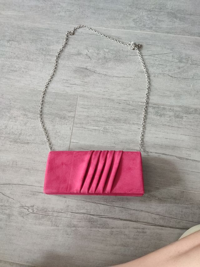 Bolso de mano rosa con cadena