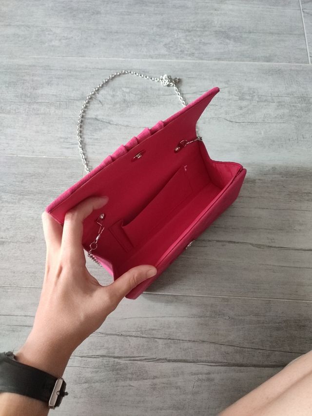 Bolso de mano rosa con cadena