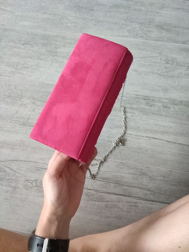 Bolso de mano rosa con cadena