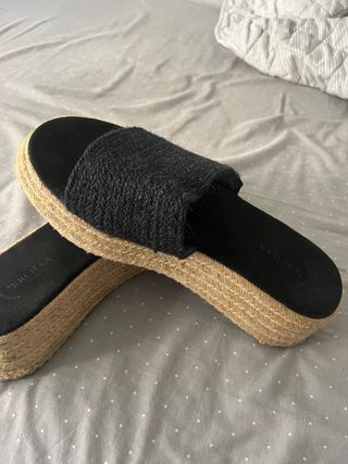 Sandalias negras plataforma esparto