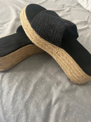 Sandalias negras plataforma esparto