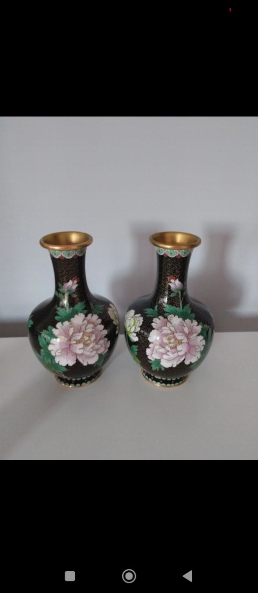 Vasi Cloisonne neri e dorati