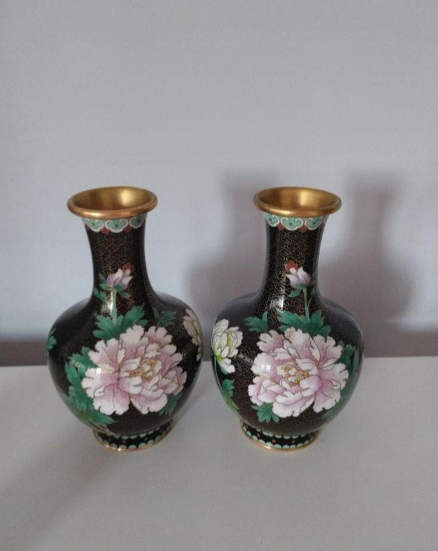 Vasi Cloisonne neri e dorati