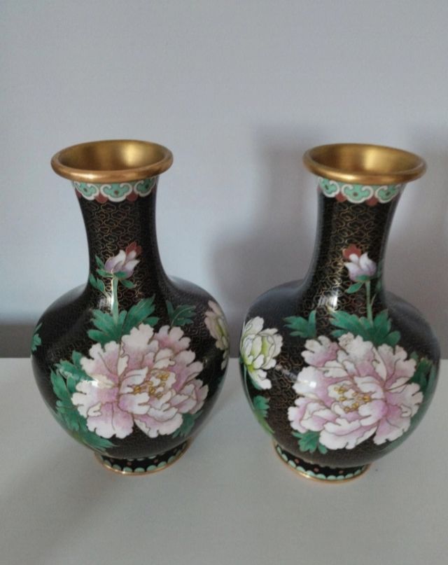 Vasi Cloisonne neri e dorati