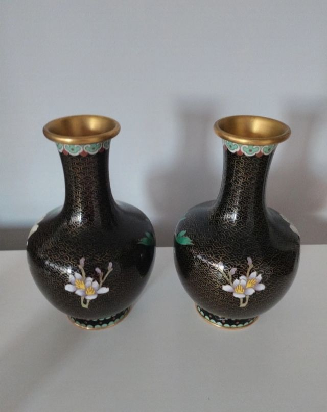 Vasi Cloisonne neri e dorati