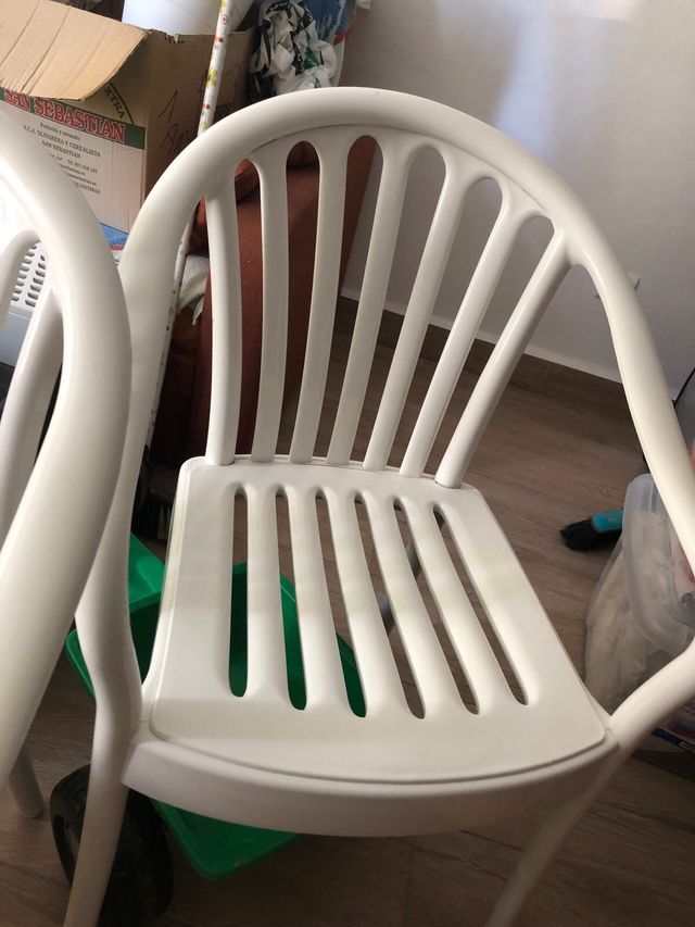 Sillones de resina blanca (2 unidades)