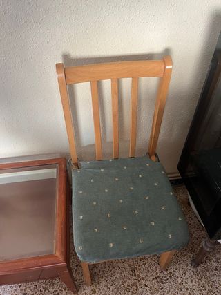 Silla de madera con asiento cojin de tela