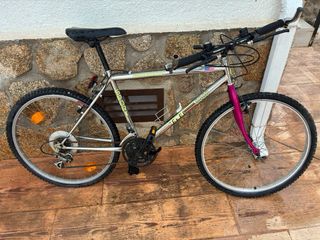 Tres Bicicletas de montaña