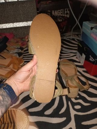 Sandalias de cuña verde.