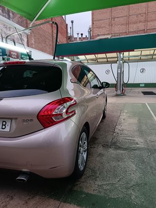Peugeot 208 2012