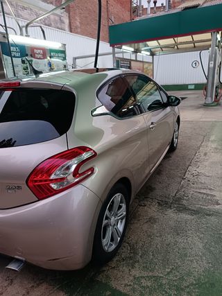 Peugeot 208 2012