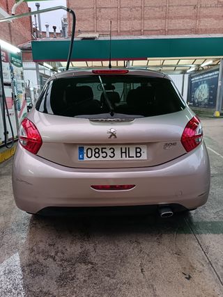 Peugeot 208 2012