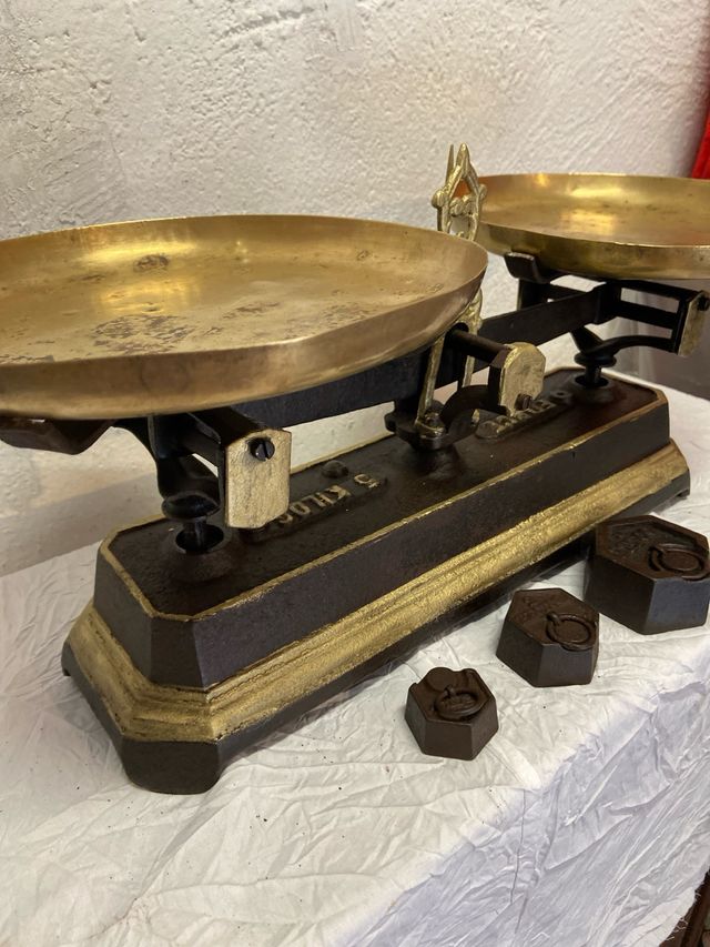 Bilancia antica in ghisa con pesi