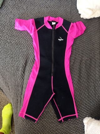 Neopreno niña Spyro rosa y negro talla 6 años
