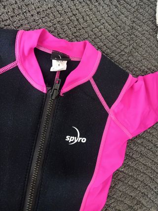 Neopreno niña Spyro rosa y negro talla 6 años
