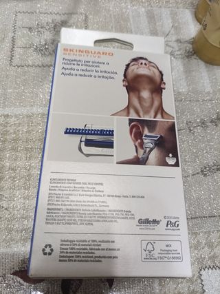 Gillette Skinguard Sensitive Rasoio