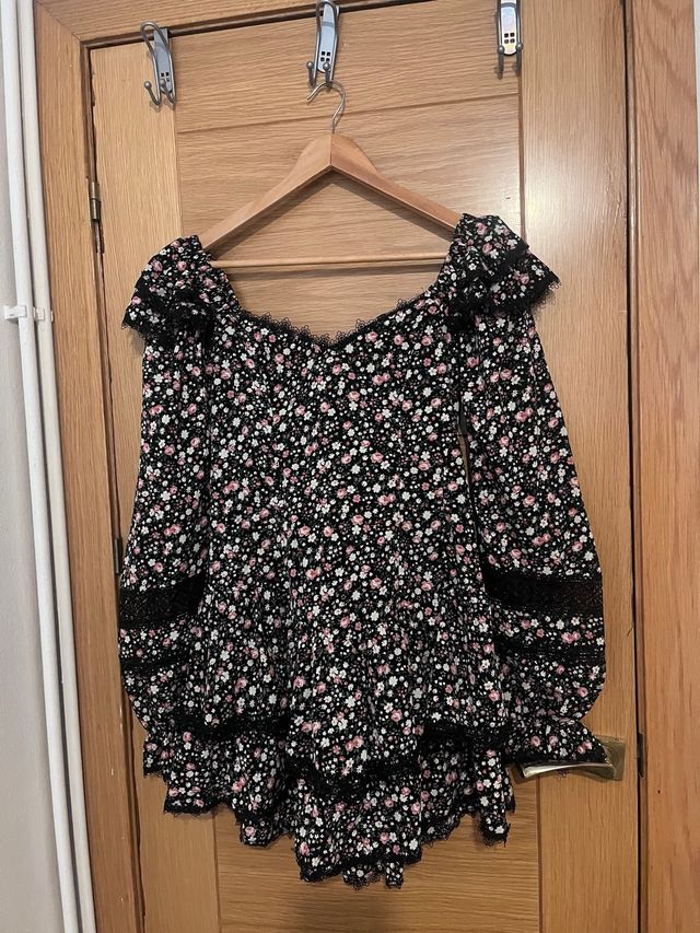 Vestido floral negro y rosa